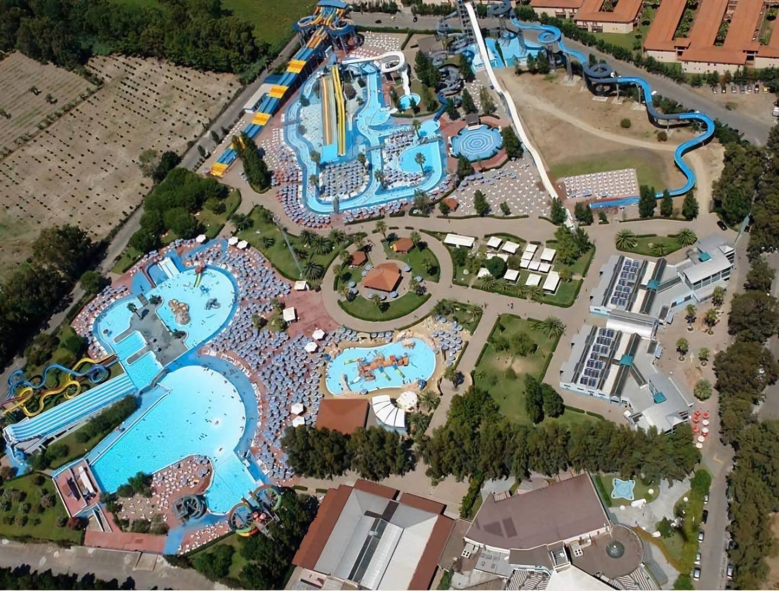 Vista aerea dell'Acquapark Odissea 2000 con piscine e scivoli