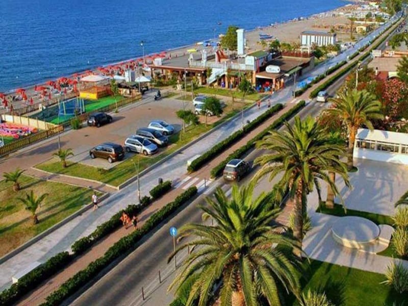 Il lungomare con palme e spiaggia