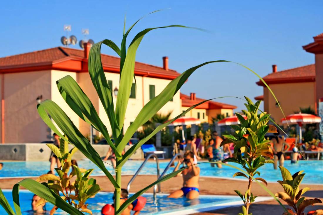Bambini in piscina nella zona bassa