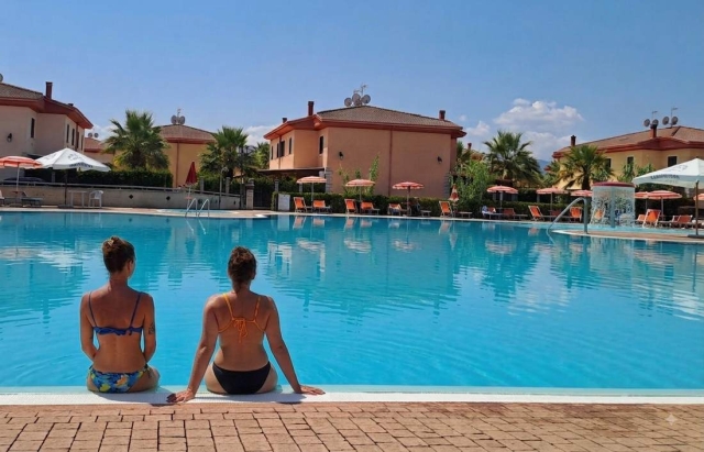 Ospiti si rilassano a bordo piscina