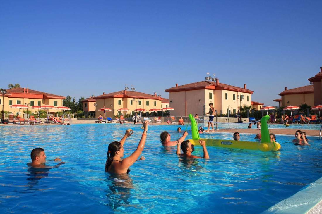 Ospiti giocano a pallavolo in piscina
