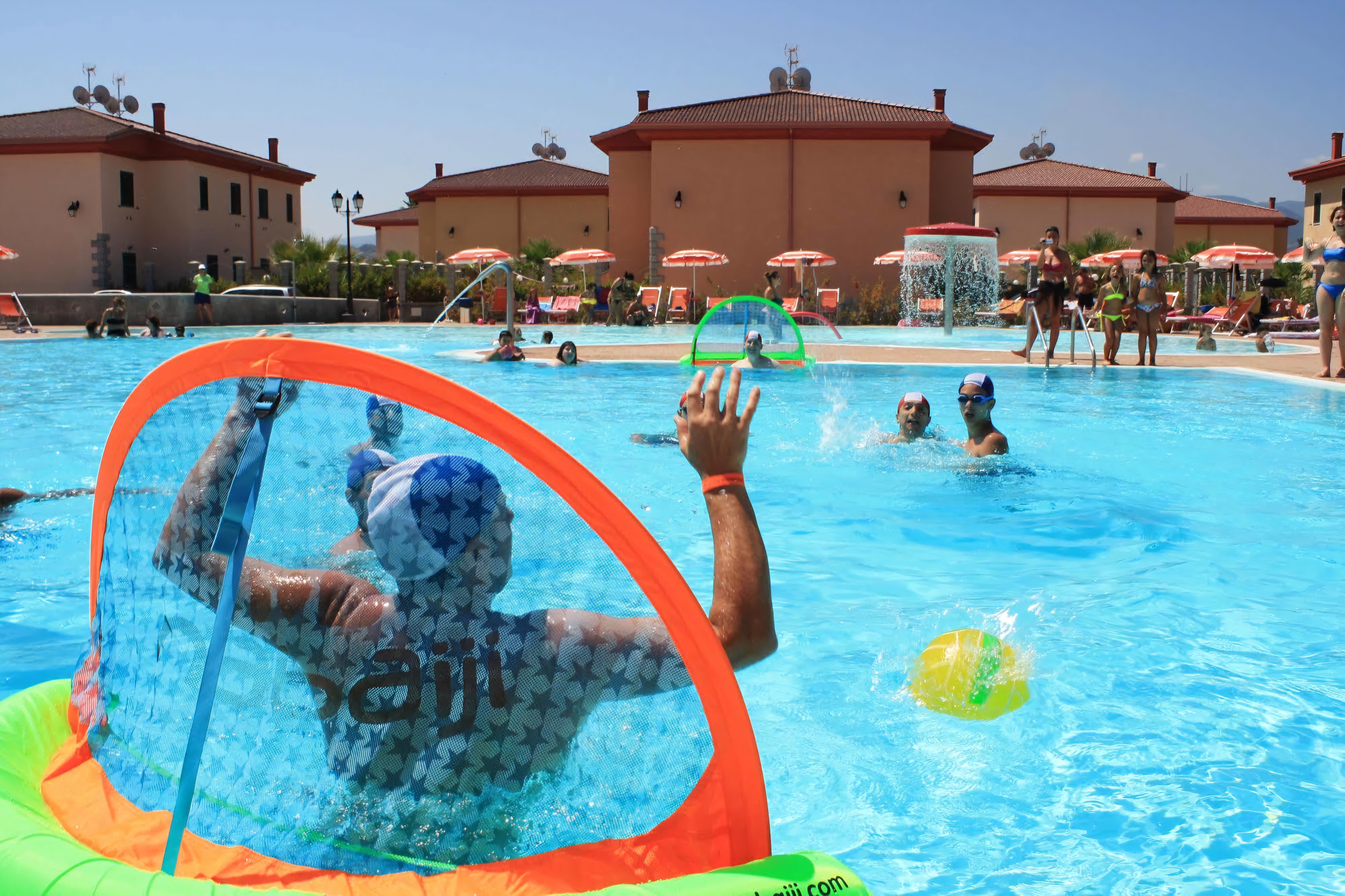Pallanuoto in piscina
