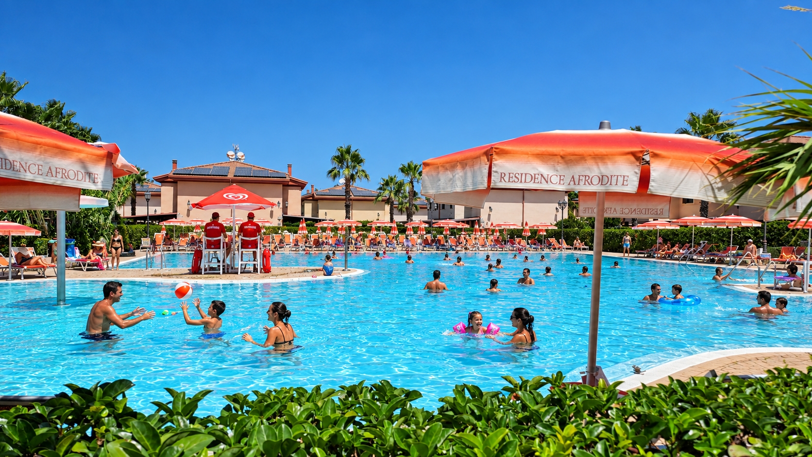 Piscina del Villaggio Afrodite con le villette sullo sfondo