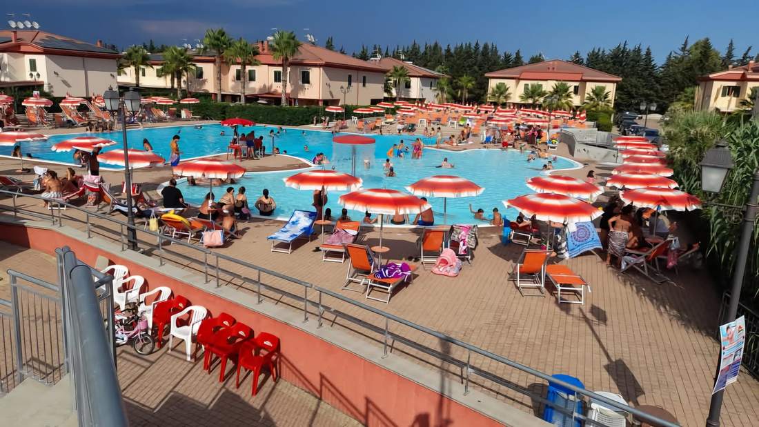 Solarium con lettini a bordo piscina