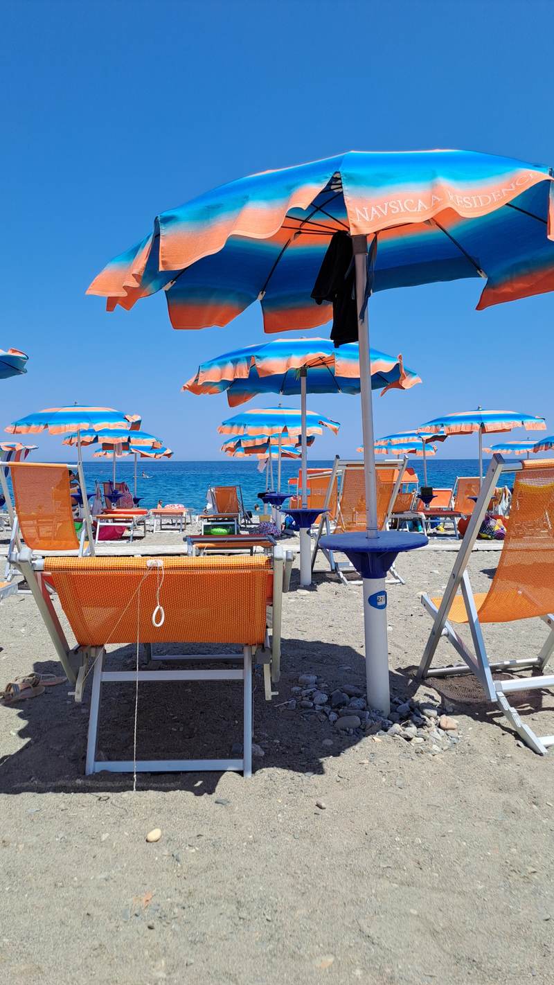 Ombrelloni e lettini arancioni sulla spiaggia