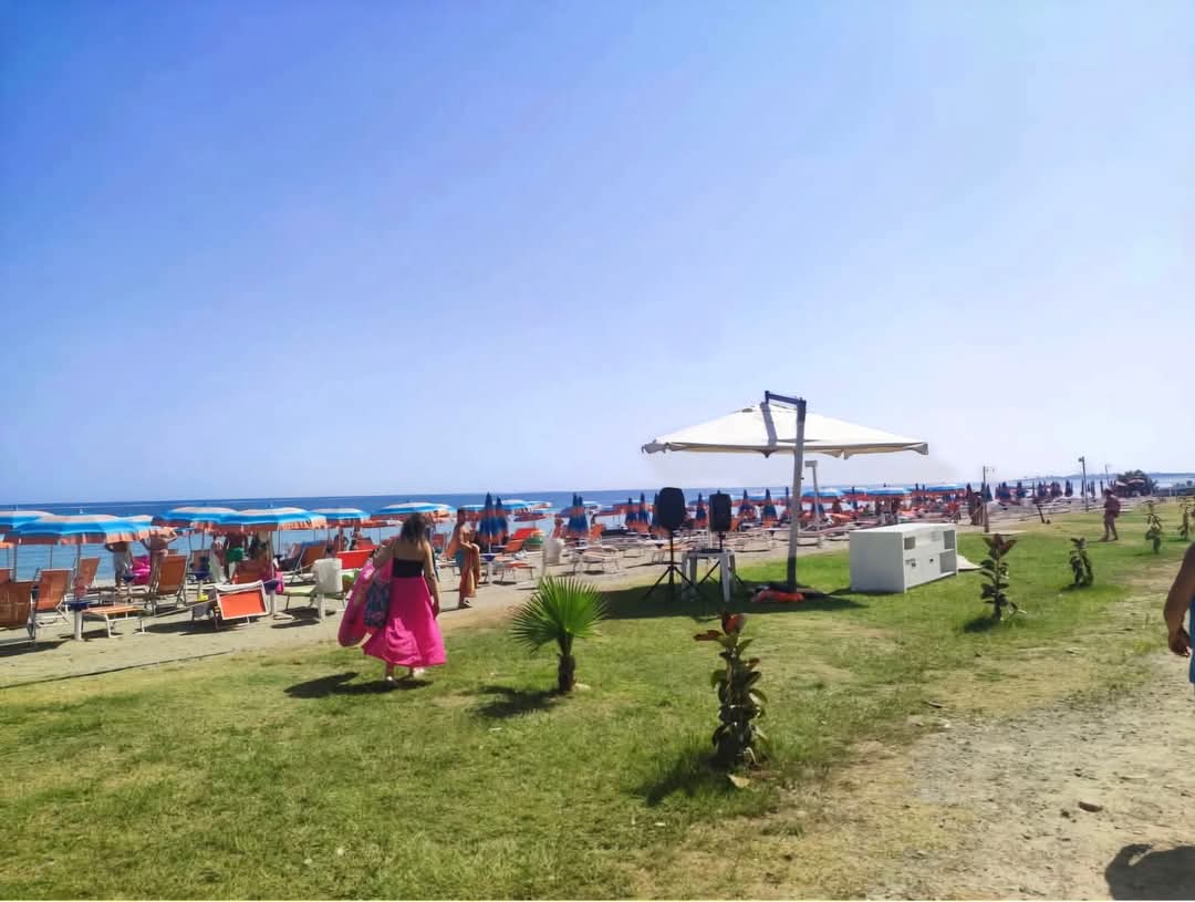 Area verde con musica davanti alla spiaggia