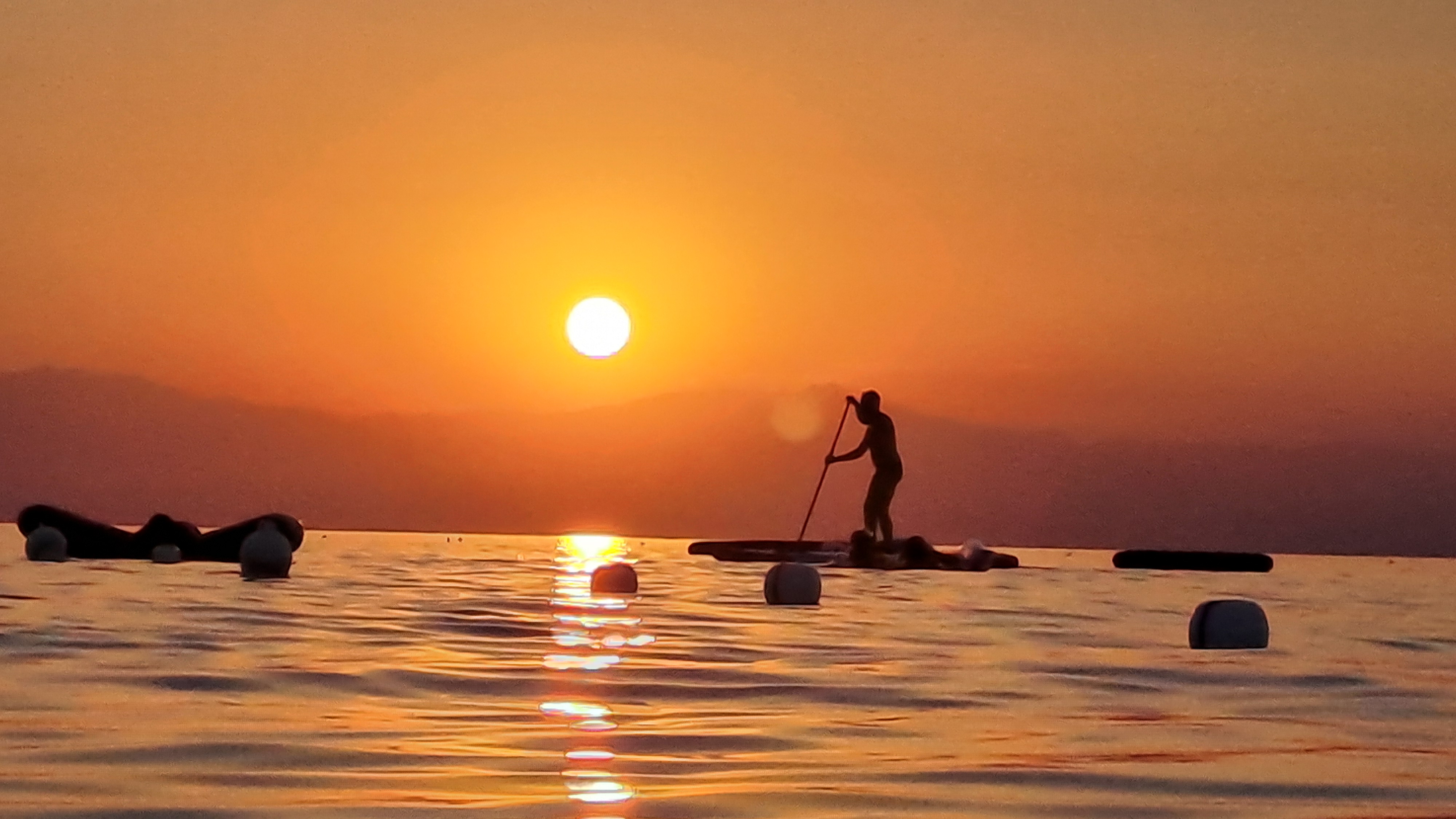 Tramonto sulla riva di ciottoli