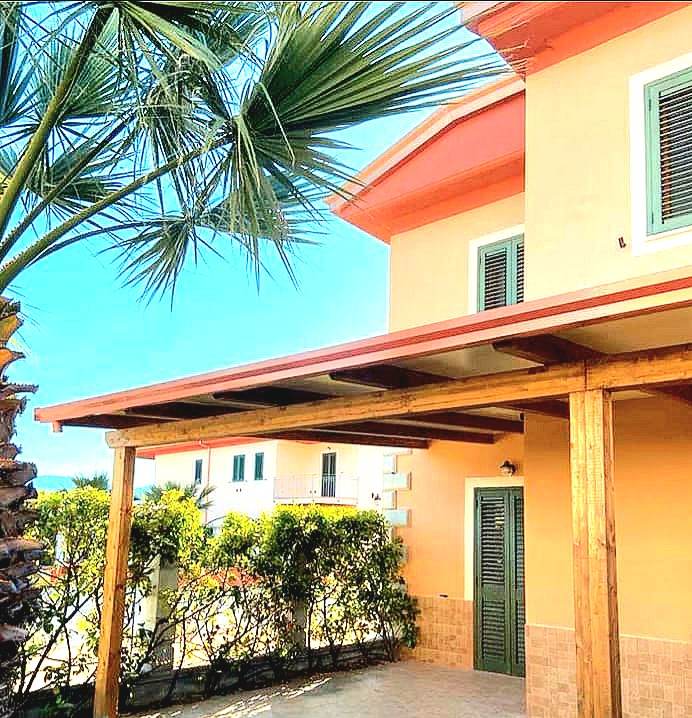 Portico in legno della villetta con vista sul giardino