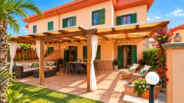 Villetta del villaggio circondata da palme e giardino